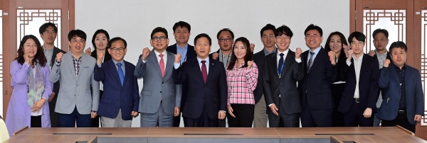 인천시가 'F1 그랑프리 인천' 유치를 위한 전담반을 구성하고 F1 한국 파트너인 태화홀딩스 강나연 회장을 만나 유치를 위한 논의를 하고 있다.