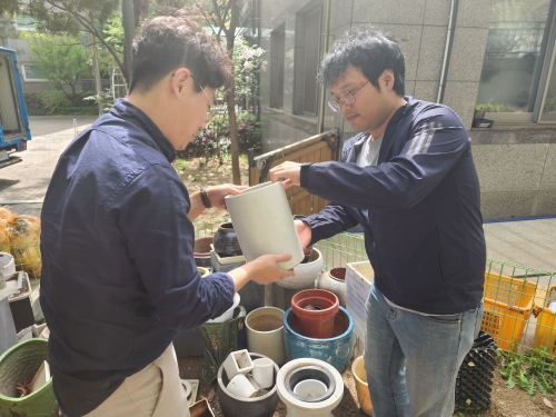 ▲ 화분 수거 모습 [사진= 성동구 제공]