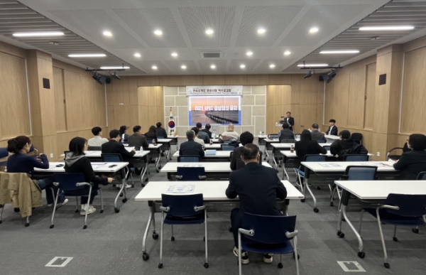 인천시는 연속지적도 고품질화 사업의 추진 방향 등 업무 공유를 위해 24일 군·구 담당자 및 한국국토정보공사(LX) 인천지역본부 관계자 등 30여 명이 참여한 가운데, '연속지적도 정비사업'착수보고회를 개최했다.