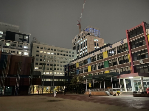 ▲ 저녁시간 역삼초에서 조깅하는 사람들 [사진= 강남구 제공]