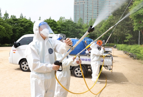 ▲ 새마을방역봉사대와 함께 공원 방역을 하는 조성명 강남구청장(가장 앞쪽) [사진= 강남구 제공]