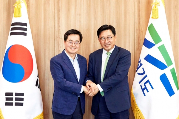 경기도 간담회 기념-김춘진 한국농수산식품유통공사 사장(우측), 김동연 경기도지사(좌측)