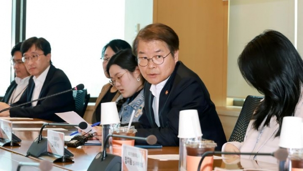 이정식 고용노동부 장관이 서울 영등포구 한화생명보험에서 열린 장애인 고용컨설팅 우수기업 현장 간담회에 참석해 발언하고 있다. (사진제공=고용노동부)