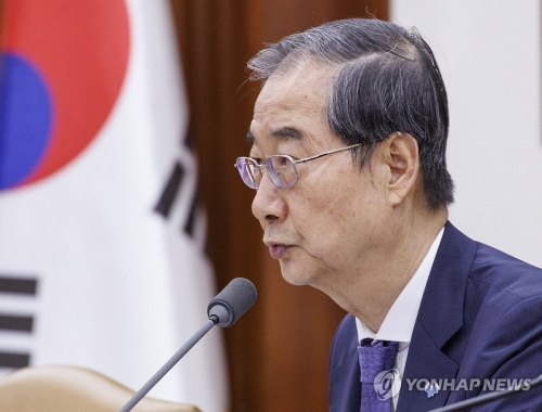 한덕수 국무총리가 2일 오전 서울 종로구 정부서울청사에서 열린 국정 현안 관계 장관회의에 참석해 회의에서 논의할 내용을 설명하고 있다.