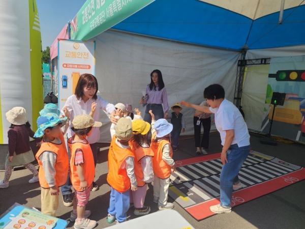 지난 2일 여의도공원 문화의 마당에서 열린 '2024 서울안전한마당'에서 도로교통공단이 교통안전 체험교육 부스를 운영하고 있다. (사진제공=도로교통공단)