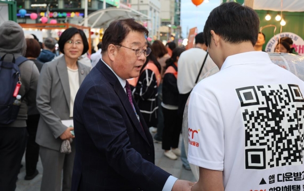 소상공인시장진흥공단 박성효 이사장이 1일(수) 부산에서 개최된 5월 동행축제 개막식에 참석해 충전식 카드형 온누리상품권 이벤트 회장을 둘러보고 있다.