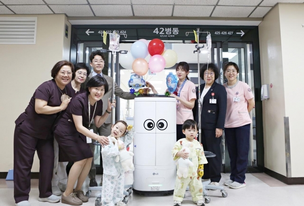 3일 한림대학교성심병원에서 의료서비스 로봇이 소아병동 환자들에게 어린이날 선물을 나눠주고 있다.