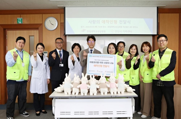 (왼쪽부터) 황윤택 모두가족봉사단, 문지혜 의료사회복지사, 오세경 총무팀장, 김은경 사회사업팀장, 이승대 행정부원장, 오연주 안양시가족센터장, 리나·노은주·김윤아 모두가족봉사단, 김정구 사무국장이 기념촬영을 하고 있다.