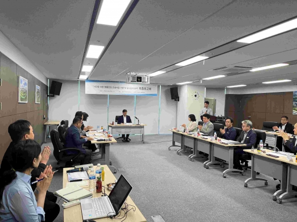 성남시는 5월 2일 시청 4층 상황실에서 '명품탄천 조성사업 2단계 추진을 위한 기본 및 실시설계 용역 최종 보고회'를 개최했다.