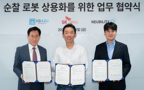 지난 3일 SK쉴더스 삼성동 사옥에서 SK쉴더스와 KB아주, 뉴빌리티가 공동주택용 자율주행 순찰로봇 상용화를 위한 업무 협약을 체결했다. 장웅준 SK쉴더스 부사장(가운데)과 한주석 KB아주 부사장(왼쪽), 이상민 뉴빌리티 대표가 기념 촬영을 하고 있다.