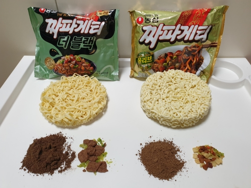 '짜파게티 더 블랙'(왼쪽)과 '짜파게티' 구성품. [사진 = 안솔지 기자]