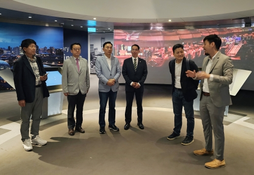 ▲ 싱가포르 도시재개발청의 도시설계 책임자인 옹 레이 후아(오른쪽 1번째)의 설명을 듣는 복진경 강남구의회 행정재경위원장(왼쪽 4번째), 조성명 강남구청장(왼쪽 3번째), 윤석민 강남구의원(왼쪽 2번째), 이호현 강남구행정국장(왼쪽 1번째) [사진= 강남구 제공]