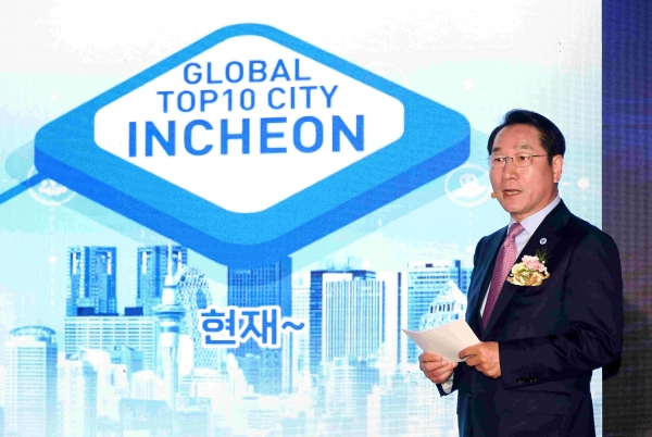 유정복 인천광역시장이 7일 중구 인스파이어에서 열린 '글로벌 톱텐 시티 인천 투자설명회'에서 투자유치 설명을 하고 있다.