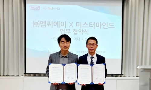 박재수 MCA 대표이사(왼쪽)와 김동원 미스터마인드 대표이사가 AI 스타의 콘텐츠 제공을 위한 업무협약을 체결한 뒤 기념촬영을 하고 있다.