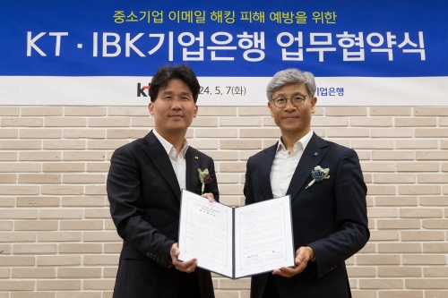 명제훈(왼쪽) KT 통신사업본부 본부장과 임문택 IBK 기업고객그룹 그룹장(부행장)