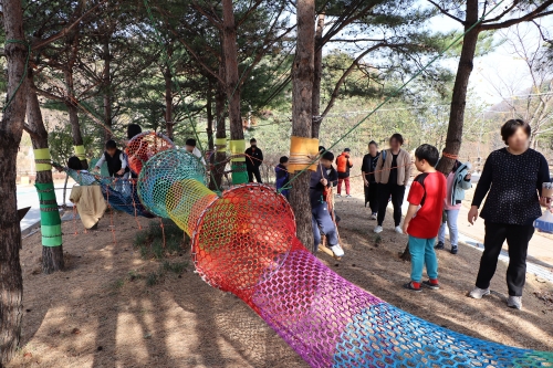 ▲ 숲체험에서 즐거운 시간을 보내는 드림스타트 아동 [사진= 강남구 제공]