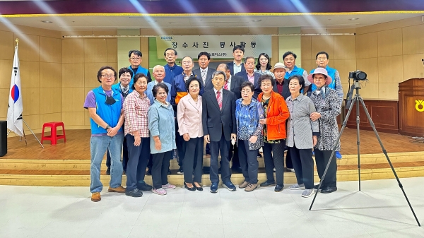 코레일로지스 영주사업소 효사랑 봉사회(회장 최영길)는 지난 10일 지역사회 공헌 활동의 일환으로 영주시 농협 영농회 농업인 어르신들 20여 명을 대상으로 장수사진 촬영 봉사활동을 전개했다.