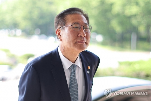 박성재 법무부 장관이 9일 오전 정부과천청사 법무부로 출근하고 있다.