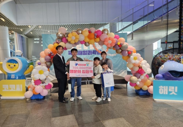 국립해양과학관(관장 김외철, 이하 과학관)이 개관 이후 3년 10개월만에 누적 관람객 70만명을 돌파했다고 밝혔다. 70만 번째 행운의 주인공은 박태규(43세, 경남 거제시)씨 가족이다. 박태규씨 가족은 70만 번째 관람객으로 입장해 과학관에서 마련한 울진 특산품과 꽃다발을 전달받는 행운을 차지했다.