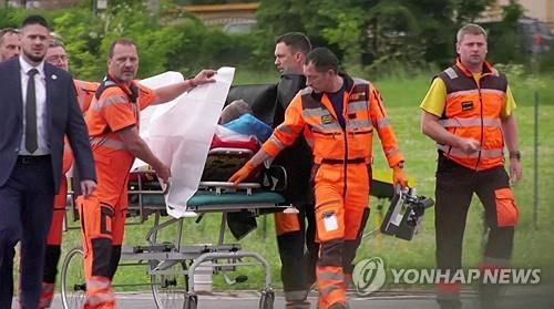 피격 후 병원으로 이송되는 로베르트 피초 슬로바키아 총리