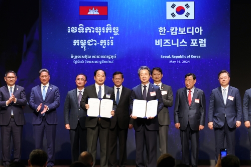 대우건설 백정완 사장(가운데 오른쪽)이 캄보디아 월드브릿지그룹 리씨 시어(Rithy Sear) 회장과 MOU 체결 후 기념촬영하고 있다. 사진 중앙은 훈 마넷 캄보디아 총리.