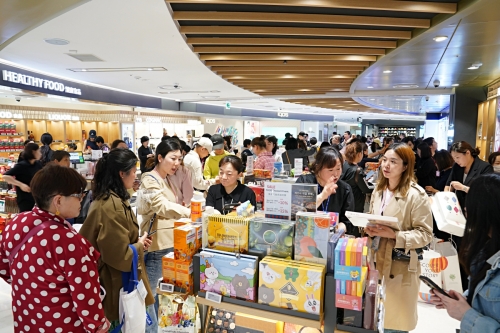5월 7일 서울시 중구에 위치한 롯데면세점 명동본점에 중국 인센티브 단체관광객이 방문한 모습. 사진제공=롯데면세점