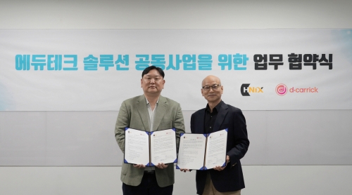 차동원(오른쪽) HNIX 대표와 최인호 디캐릭 대표가 업무협약 체결 후 기념촬영을 하고 있다.