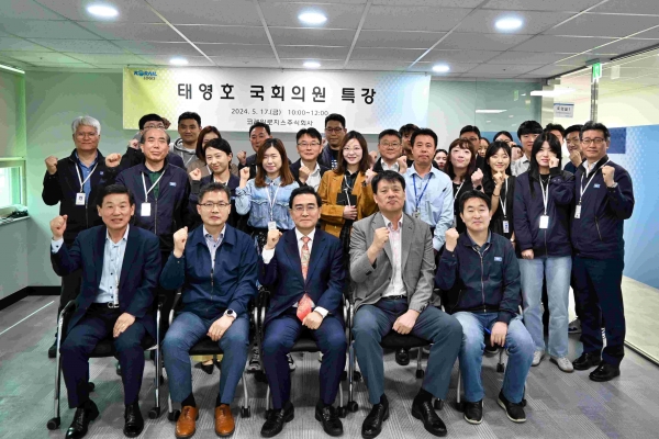 코레일로지스가 지난 17일 코레일로지스 본사 대회의실에서 태영호 국회의원을 초청해 '북한 철도 운영실태 특강'을 개최했다.