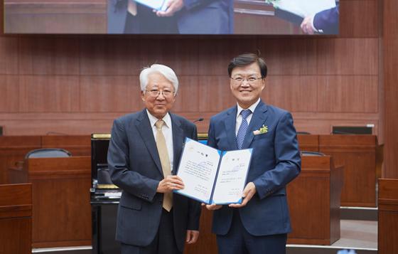 (왼쪽) 수상자인 배순훈 회장, 최양희 한림대 총장