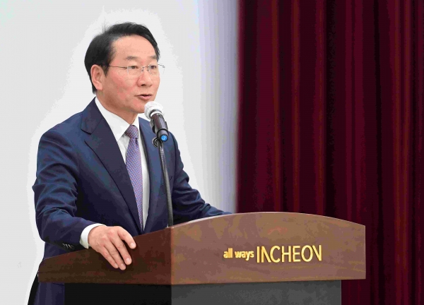 유정복 인천광역시장이 20일 시청 대회의실에서 열린 '제74주년 인천상륙작전 기념행사 범시민추진협의회 추진사항 보고회'에서 인사말을 하고 있다.