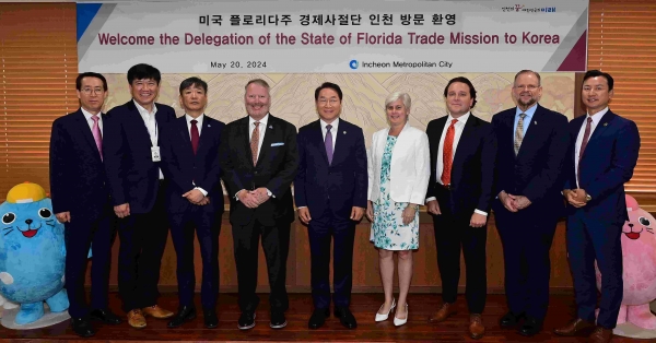 유정복 인천광역시장이 20일 시청 대접견실에서 버디 다이어 (Buddy Dyer) 미국 올랜도 시장 등 플로리다주 경제사절단을 접견하고 기념촬영을 하고 있다.