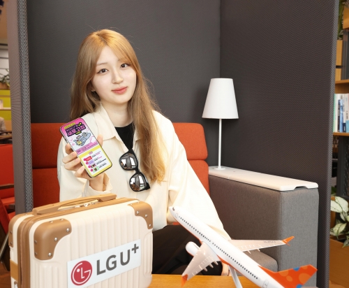 LG유플러스 직원이 '당신의 U+ 새로고침' 이벤트를 소개하는 모습.