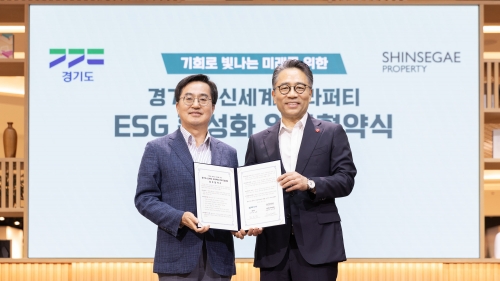 21일(화) 스타필드 수원에서 진행된 신세계프라퍼티와 경기도의 ESG 활성화 업무협약식에서 김동연 경기도지사(왼쪽)와 임영록 신세계프라퍼티 사장(오른쪽)이 기념사진을 촬영하고 있다.