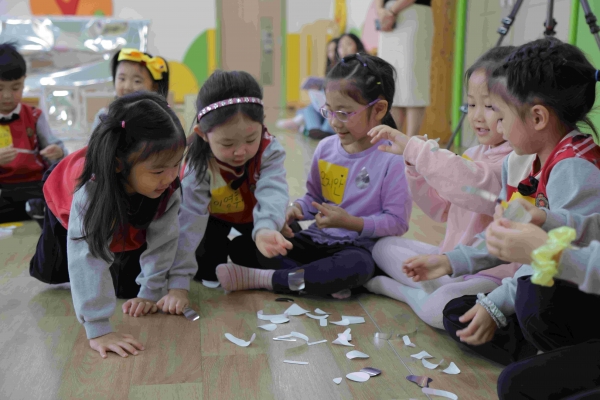 수원문화재단(대표이사 오영균)이 5월 16일부터 지역 기관 연구 및 조사를 바탕으로 유아동 문화예술교육 프로그램을 기획하고 운영할 '2기 유아동 예술교육가(CA)'를 모집한다.