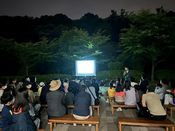 지난해 6월 성남시 분당구 야탑동 맹산 반딧불이생태원에서 파파리반딧불이 탐사에 관한 전문가 설명이 진행 중이다.(사진제공=성남시)