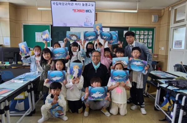 국립해양과학관(관장 김외철)은 정부의 출산 장려정책에 발맞춰 '늘봄학교' 시범 운영 대상 학교인 울진군의 '부구초등학교'를 지난 20일 방문해 수업을 실시했다.