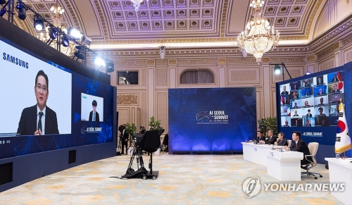 윤석열 대통령이 21일 청와대 영빈관에서 화상으로 참석한 'AI 서울 정상회의'에서 이재용 삼성전자 회장의 발언을 듣고 있다.