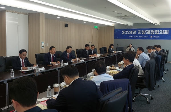 인천시는 22일 열린 '지방재정협의회'에 박덕수 인천시 행정부시장이 참석해 내년도 지역 현안 주요 사업 10건에 대해 국비 지원 등을 적극 요청했다.