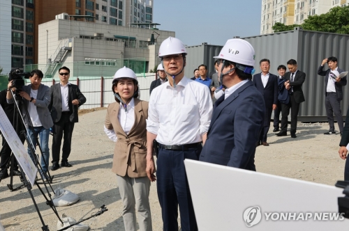 한덕수 국무총리(가운데)가 22일 서울 동작구 흑석동 흑석 재정비 촉진지구를 방문해 관계자의 안내를 받으며 9구역 현장을 점검하고 있다.