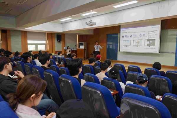 2024년도 하반기 일학습병행·산업 아카데미 기업 초청 설명회에서 기업 담당자가 학생들에게 직무 등을 설명하고 있다.