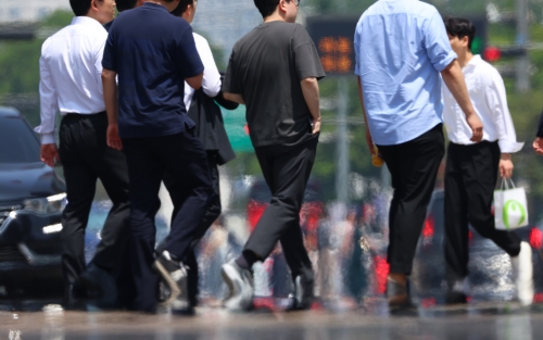 지난 23일 오후 서울 영등포구 여의대로 위로 지열에 의한 아지랑이가 피어오르고 있다. 사진=연합뉴스
