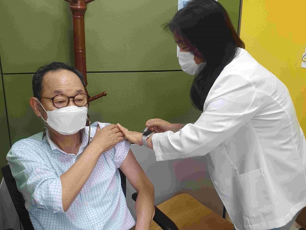 성남시는 65세 이상 어르신을 대상으로 폐렴구균 무료 예방접종 사업을 시행한다.(사진제공=성남시)