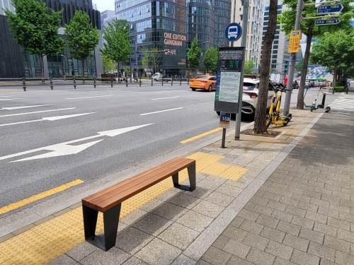 ▲ 의자가 설치된 마을버스정류소 [사진= 강남구 제공]