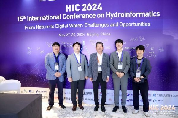 HIC국제학술회의에 참여한 공단 직원들이 기념촬영을 하고 있다.(사진제공=인천환경공단)