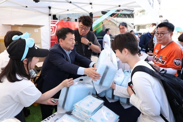 한국수자원공사(K-water, 사장 윤석대)는 5월 28일 대전지역 양육시설 미래세대 및 장애인체육회 선수 100여 명을 초청해 대전 한화 이글스파크에서 열린 프로야구 경기관람을 지원했다.이날 행사에 참여한 미래세대와 장애인체육회 선수들은 경기장 입구에 마련된 홍보부스에서 ▲ 투수 및 포수체험 ▲ 대전 이전 50주년 응원 댓글 달기 ▲ 포토존 등을 체험하며 이번 행사의 즐거움을 함께 나눴다.(왼쪽 두 번째부터 윤석대 한국수자원공사 사장, 박기찬 한국수자원공사 노동조합위원장)