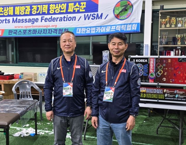 김태영 박사 의무위원장 사진우측과 최영환 박사 대회의무부위원장이 대회 50km 체크포인트에 설치된 스포츠의학 및 스포츠마사지센터에서 촬영한 모습.