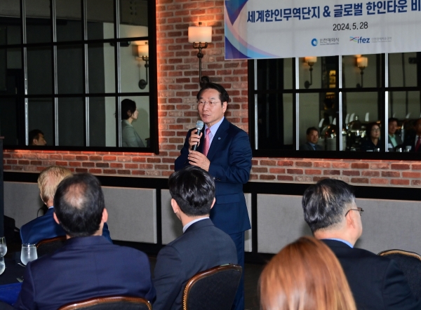 유정복 인천광역시장이 28일 미국 저지시티(Jersey Ctiy)에서 열린 '세계한인무역단지&글로벌 한인타운 비전 발표식'에서 환영사를 하고 있다.