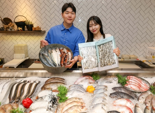30일 오전, 서울시 강남구 현대백화점 무역센터점 지하1층 식품관에서 직원들이 판매용 수산물을 소개하고 있다. 사진제공=현대백화점