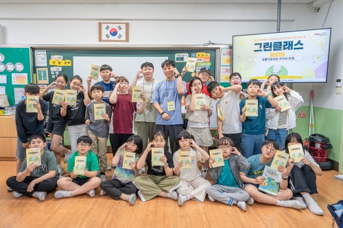 초등학교에서 교육 봉사에 나선 LG화학 임직원 봉사단[사진=LG화학]