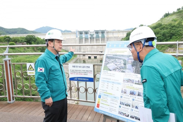 윤석대 한국수자원공사(K-water) 사장(사진 왼쪽)이 5월 30일 경기도 연천군 한탄강댐을 찾아 홍수기 대응 태세를 점검하고 있다. 이날 윤석대 사장은 하류 지역 주민과 행락객 안전을 최우선으로 자치단체와의 협조체계를 강화하여 방류 시 미리 경보가 신속히 전파될 수 있도록 철저히 대응할 것을 지시했다.이어 하류 순찰과 임진강 상류 상황인식 및 통보체계 구축, 임진강 지류에 자리한 한탄강댐과 군남댐의 연계 운영 등으로 하류 홍수피해를 분담할 것도 강조했다.